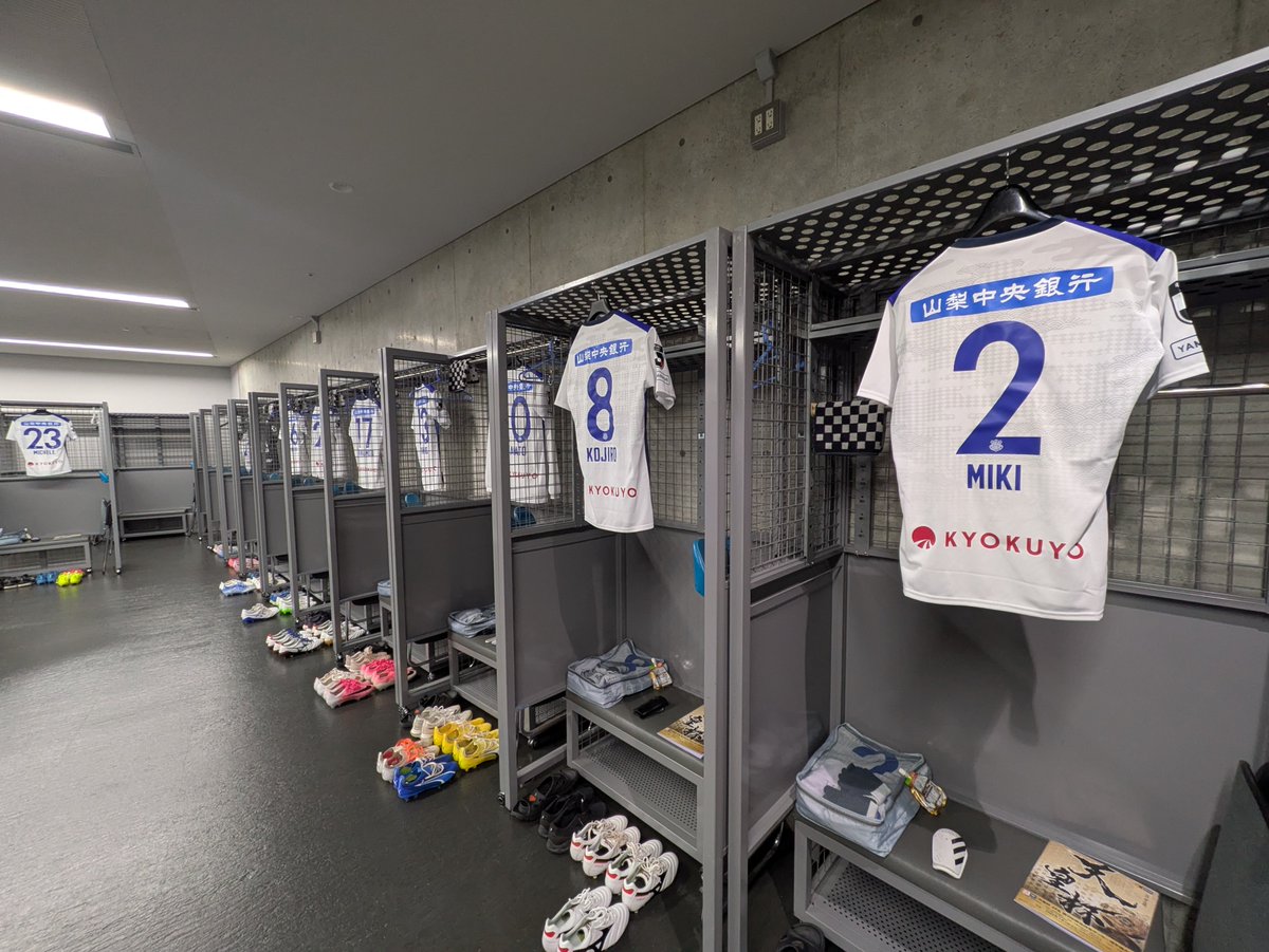 vfk_official's tweet photo. 天皇杯 JFA 第106回全日本サッカー選手権大会 2回戦
#北海道コンサドーレ札幌 🆚 #ヴァンフォーレ甲府

◥◣ 𝑫𝒓𝒆𝒔𝒔𝒊𝒏𝒈 𝒓𝒐𝒐𝒎 ◢◤

準備完了✅🔥

#天皇杯
#vfk
#BurnAs1 #青よ激れ https://t.co/Bc5B32nYIT