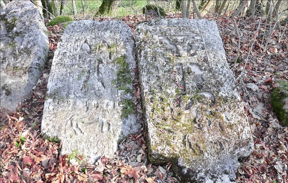 ArtsakhMon's tweet photo. Patara, Artsakh,Armenia.12th–13th century khachkars (cross-stones).It is currently occupied by Azerbaijan and remains under threat,as the Azerbaijani government,after carrying out ethnic cleansing in Artsakh,is erasing the historical and cultural heritage of the indigenous people https://t.co/Hd9wjLNZC1