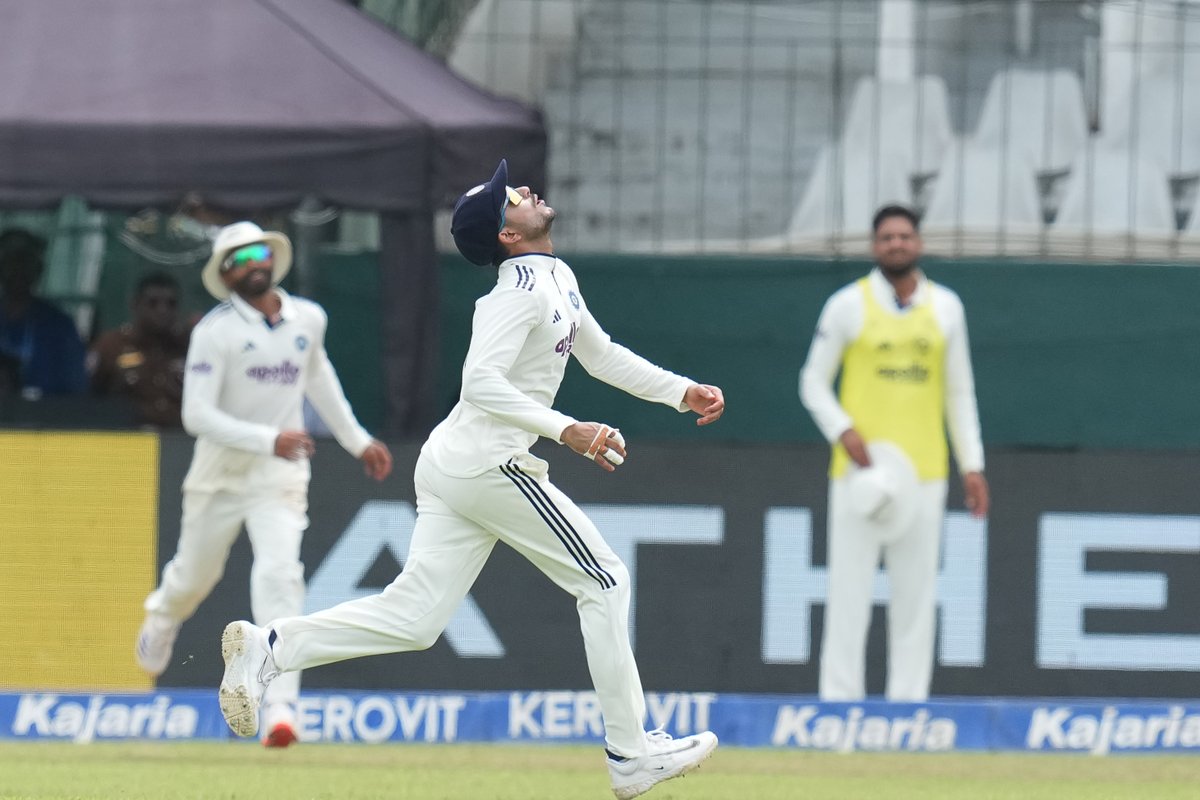 BCCI's tweet photo. 𝗔 𝘀𝘁𝘂𝗻𝗻𝗶𝗻𝗴 𝗰𝗮𝘁𝗰𝗵 𝗳𝗿𝗼𝗺 𝗖𝗮𝗽𝘁𝗮𝗶𝗻 𝗦𝗵𝘂𝗯𝗺𝗮𝗻 𝗚𝗶𝗹𝗹 🔝🙌

Runs backwards ✅
Keeps his eyes on the ball ✅
Puts in a dive to complete the catch ✅

Prasidh Krishna strikes for #TeamIndia 👌👌

Updates ▶️ https://t.co/r9FgXSdsMf

#SLvIND https://t.co/GSAhOI3jjn