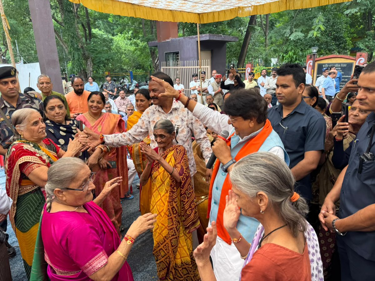 KailashOnline's tweet photo. स्नेह के धागों से बंधे हैं हम...!!!

मुझ पर हजारों माताओं-बहनों के आशीष एवं स्नेह की छांव है और हमारा यह परिवार निरंतर बढ़ रहा है।

हर वर्ष की तरह इस बार भी आज इंदौर के आस्था वृद्धाश्रम पहुंचकर अपनों के बीच रक्षाबंधन का पर्व मनाया। 

इस अवसर पर माताओं-बहनों ने स्नेह से राखी बांधी। वृद्धजनों का आशीर्वाद मिला और दिव्यांग बच्चों के निश्छल अपनत्व ने हृदय को छू लिया।

बाबा महाकाल से प्रार्थना है कि आप सभी का जीवन सुख, शांति और खुशियों से भरा रहे। हमारे बीच स्नेह, विश्वास और अपनत्व की यह डोर सदैव अटूट बनी रहे। आप सभी को रक्षाबंधन की हार्दिक शुभकामनाएं। 

कार्यक्रम में विधायक श्री @Ramesh_Mendola जी, सभापति श्री मुन्नालाल यादव जी, एमआईसी सदस्य श्री राजेंद्र राठौड़ जी, पार्षद श्री सुरेश कुरवाड़े जी, श्री वीरेंद्र व्यास जी, दीप्ति हाड़ा जी सहित बड़ी संख्या में स्वजन उपस्थित रहे।