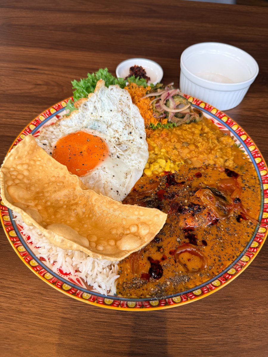 krishnabeat's tweet photo. 今日のランチはエビのスリランカカレー
目玉焼きトッピング
上の小皿は辛味追加のペースト、コレがまた美味い https://t.co/8xmJVxqIZw