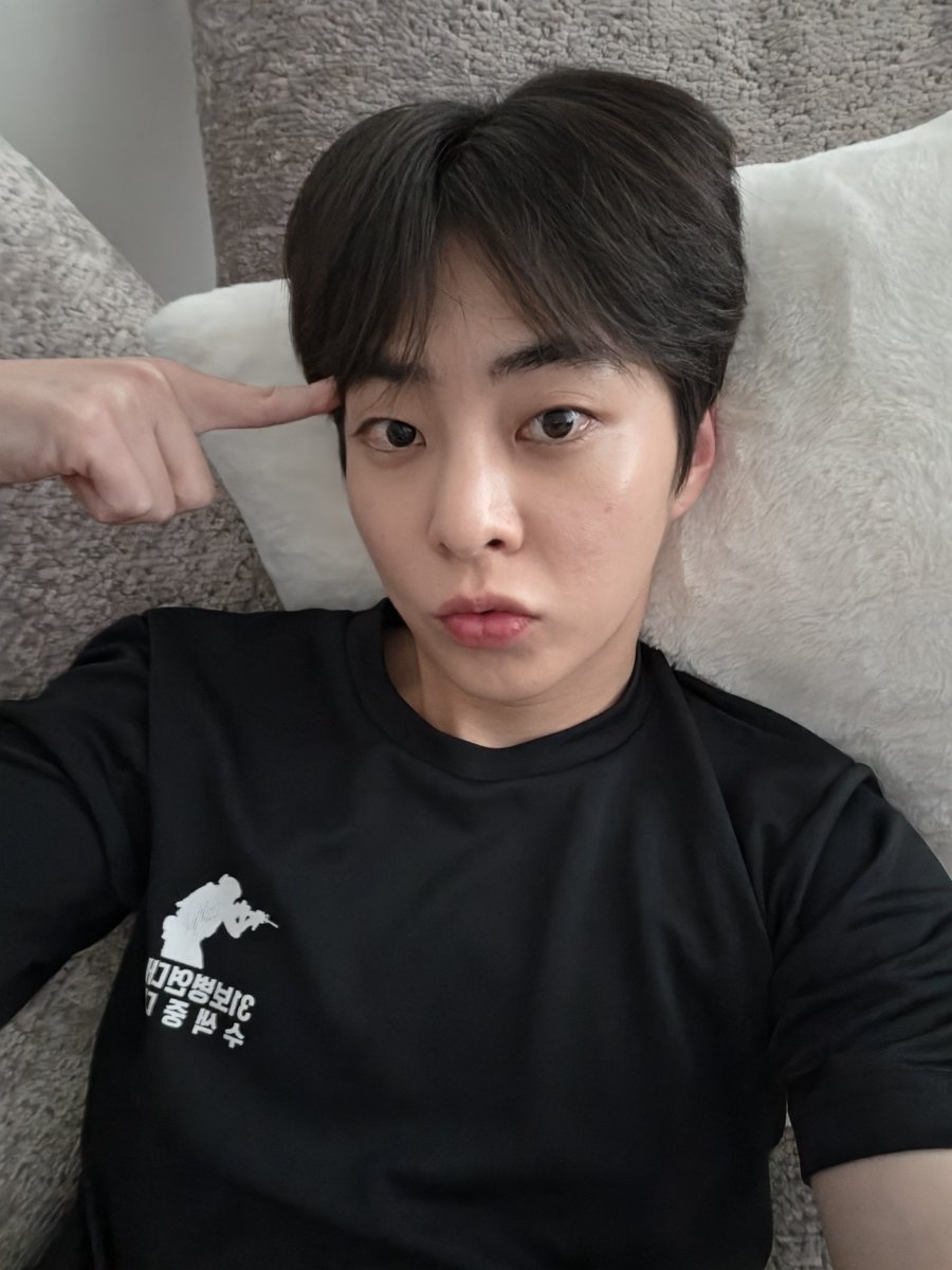 Ace_BBH's tweet photo. Minseok new selfie is here!! This gorgeous fairy 💙

"Finally finished the military reserve force training as of today!!!👏"
"I should rest for a bit then go to mom and dad's house to have a meal"
📸
"Dududududu~~🔫"
"This is the first selfie i took with my new phone ㅋㅋ"
📸
"Guess what is my phone~~~"
"(Samsung Galaxy Z) Fold 8!!!"
"I absolutely love it"
"Ah, i'm hungry
I should start getting ready to go"
"Let's eat dinner deliciously!!!"