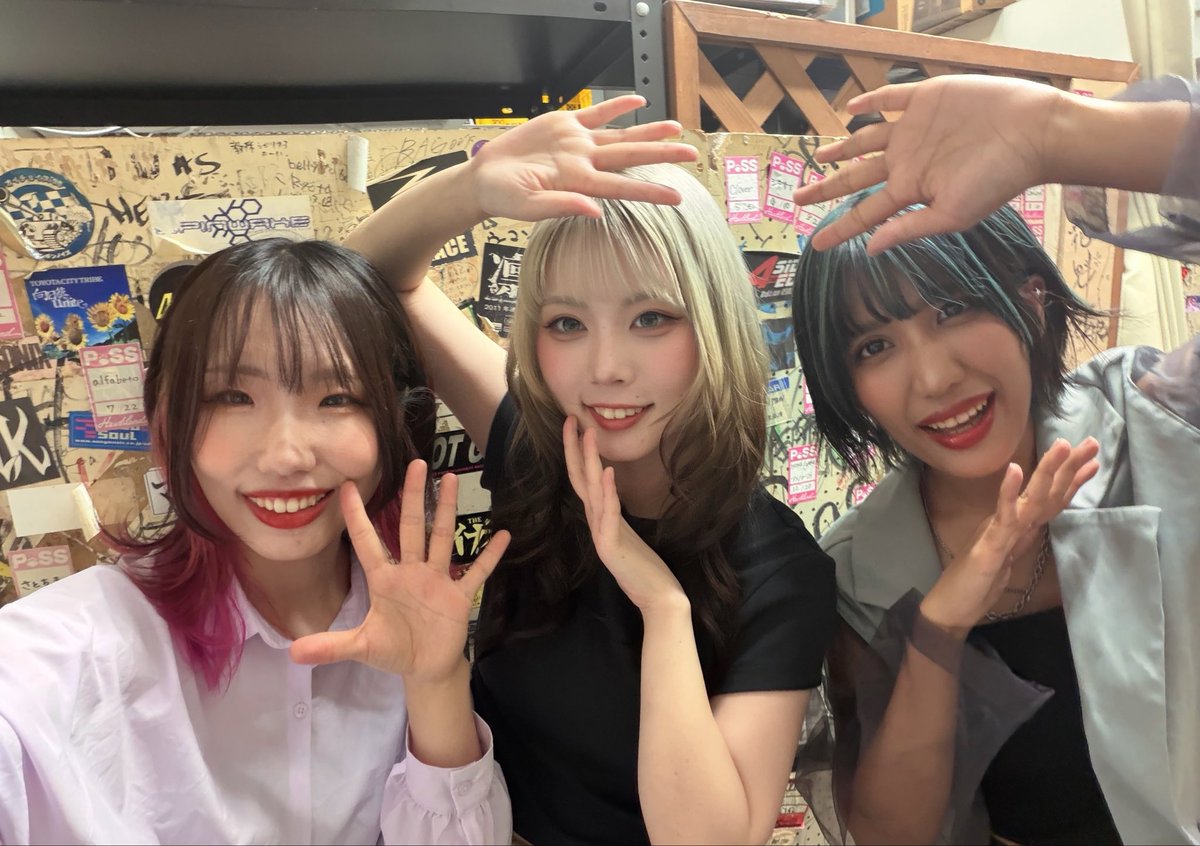 oru_myu's tweet photo. 名古屋ハートランド💗
オープンしました〜！！°˖✧◝(⁰▿⁰)◜✧˖° 

本日対バンの上田桃夏さんと（@mokakauta ）📸✨

ナーナーの動きを一緒にしてもらった〜♪👭🤭 https://t.co/wAjbBLf3FZ