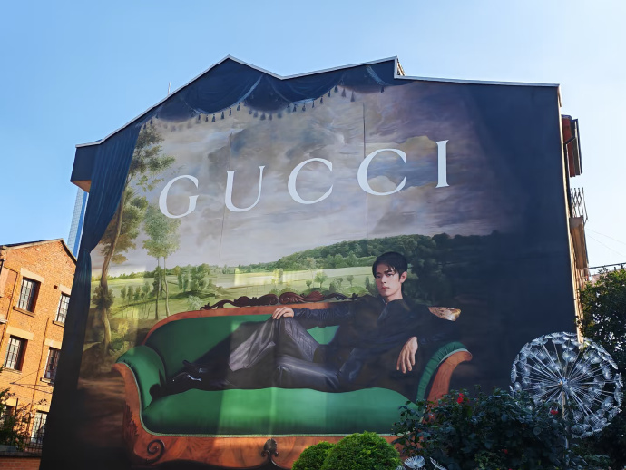 IamAva1005's tweet photo. Gucci Art Wall ที่มีเซียวจ้านนี่มันขั้นกว่าของงานศิลปะจริงๆ ใครอยู่แถวนั้นต้องไม่พลาดการไปเช็คอินกับงานศิลปะชิ้นนี้กันนะคะ

#XiaoZhan 
#GucciPrimavera 
#XiaoZhanxGucci https://t.co/DvMJ66hmcH