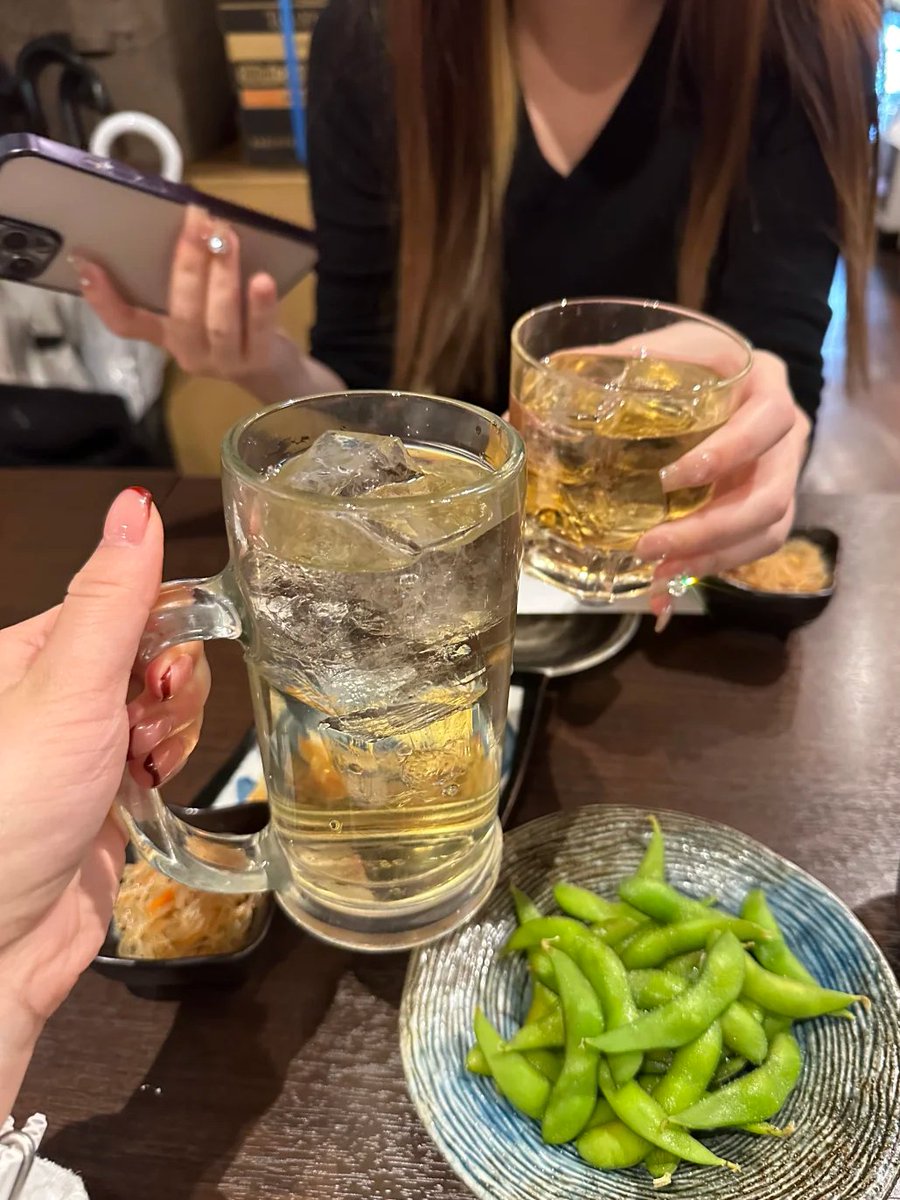 HttpsRvz's tweet photo. 居酒屋で乾杯🍻
お茶割りと枝豆、友人とのんびり飲みタイム✨
何気ない会話がとても楽しい夜。 https://t.co/VI1pAw6zOb