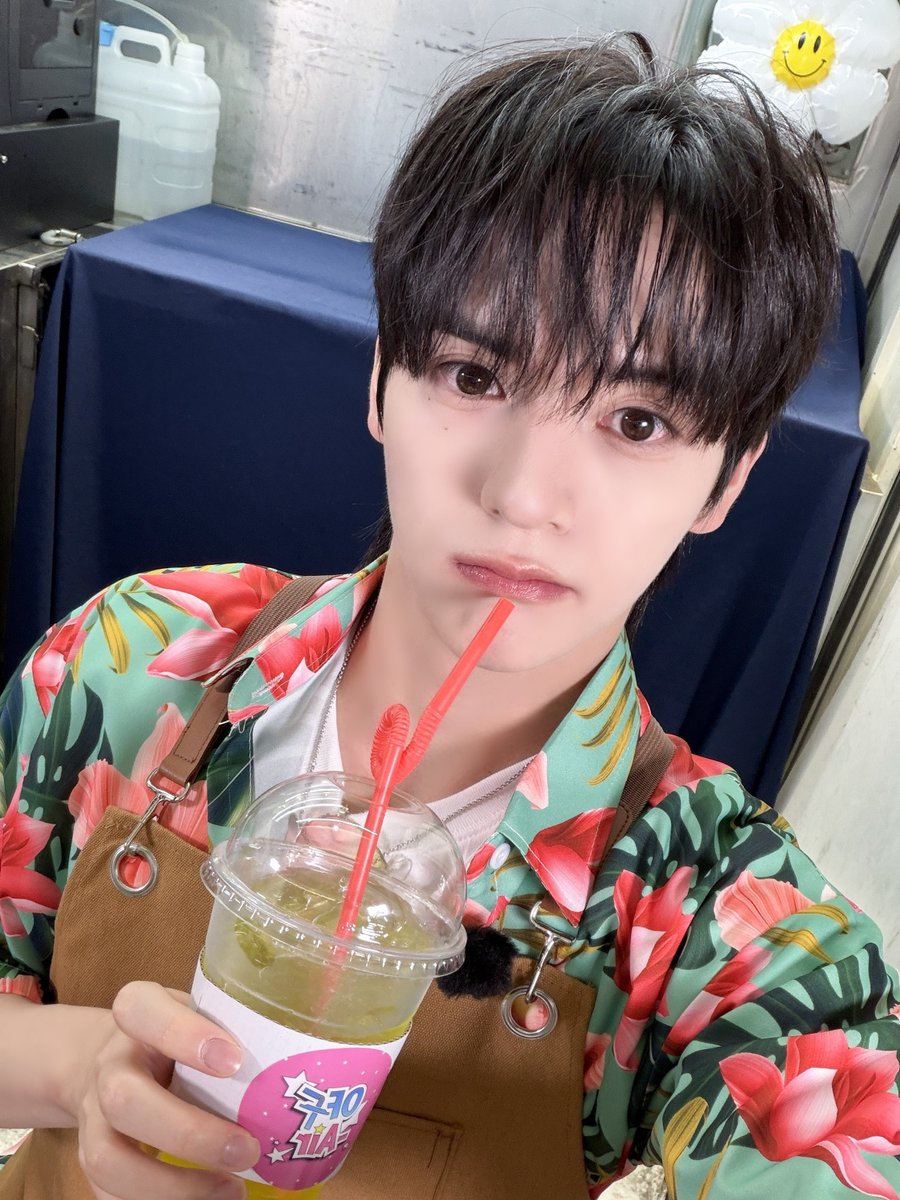 nSSign_official's tweet photo. [ #성윤 ] 오프에어 MC를 맡게 돼서 너무 영광이었습니다!
다음에는 게스트로 또 찾아올게요. 다음 컴백도 많이 기대해 주세요!
좋은 기회 주셔서 감사하고, 이만 알바생 성윤은 물러날게요 🫡

#nSSign #엔싸인 #エンサイン
#SUNGYUN #offair #오프에어 https://t.co/Bjf3z6k9hP