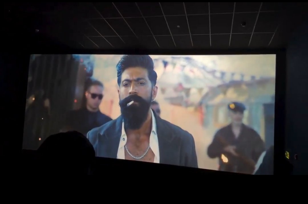 Pawan1912's tweet photo. ये टॉक्सिक है या बवासीर... 

#yash #toxic https://t.co/e3Xhw23CPq
