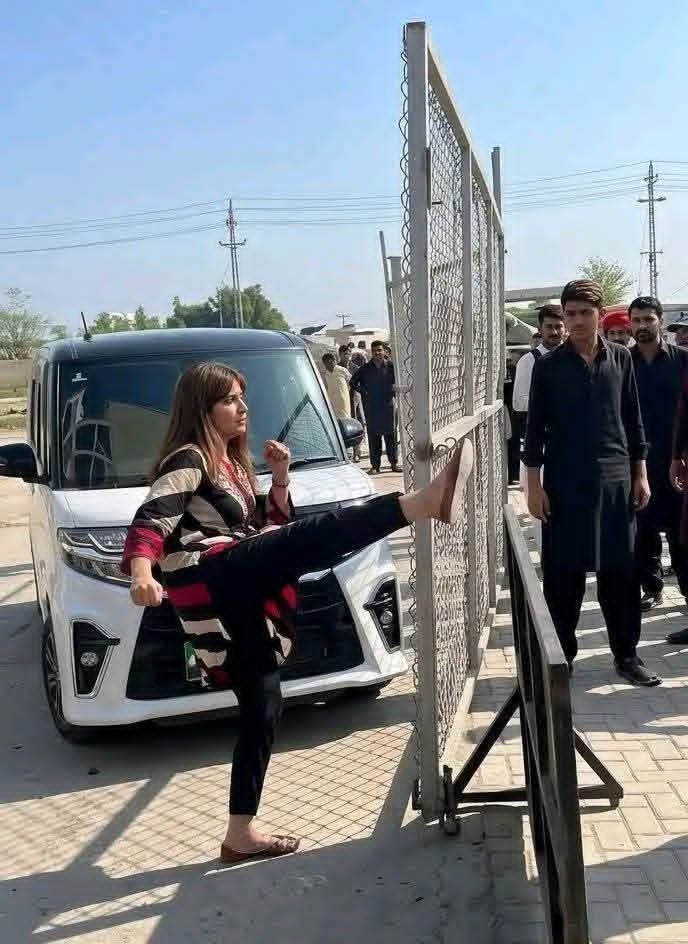 DRAQZaheer's tweet photo. سرحدیونیورسٹی اسلام آباد میں اس خاتون پر طاقت کا گھمنڈ سوار تھا پہلے HDO کی سیٹ پر قبضہ کیا جب طلباء نے احتجاج کیا تو پولیس سے ڈانڈا چھین کر طلباء پر حملہ آور ھوئی بیرئیر گرایاپھر فون پر آشنا کرنل کو بلوا لیا کرنل نے طلباء پر ڈنڈا چلانا شروع کیا پسٹل تانا فائرنگ کی https://t.co/ZU4jsXqLgI