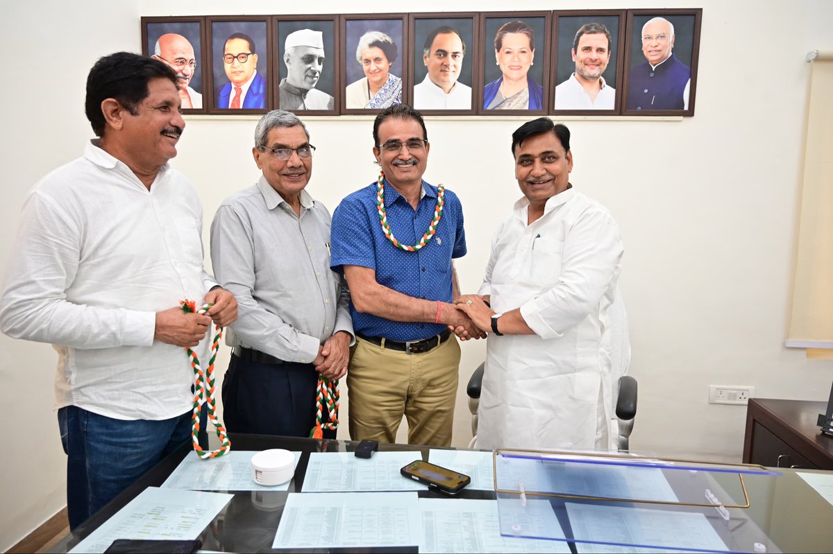 INCRajasthan's tweet photo. पीसीसी वॉर रूम में कांग्रेस प्रदेश अध्यक्ष गोविन्द सिंह डोटासरा जी से प्रदेश कांग्रेस के आरक्षण बचाओ प्रकोष्ठ के नवनियुक्त अध्यक्ष जस्सा राम जी ने मुलाकात की एवं नई जिम्मेदारी के लिए पार्टी संगठन के प्रति आभार व्यक्त किया। https://t.co/Kfor9w7U0l