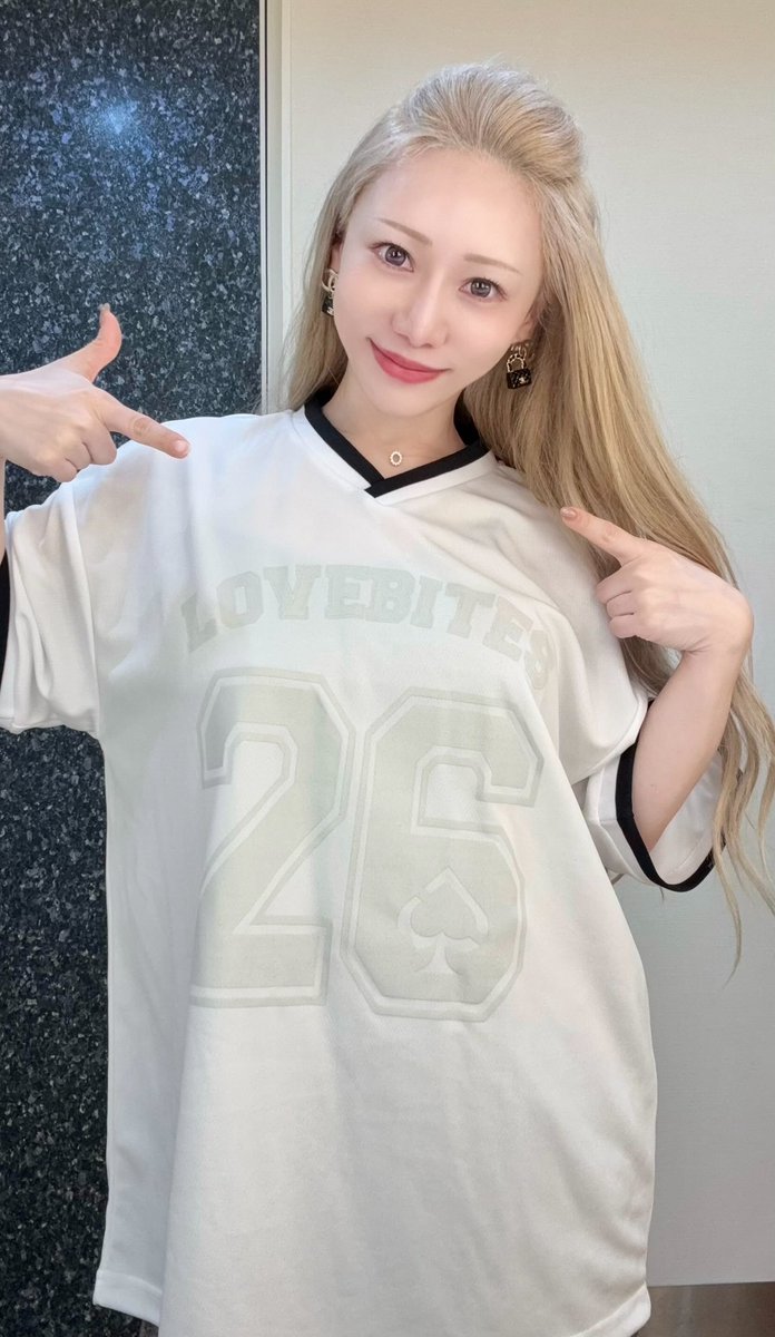 lovebites_jp's tweet photo. 【🔥#LOVEBITES Outstanding Tourグッズ情報2】

毎年恒例のスポーツ系ドライ生地の2026年版はこちら‼️ルーズフィットなので少しゆったり着用できます‼️（※Asami着用のサンプルよりプリントは少し濃くなります） https://t.co/TnsVnop8O8