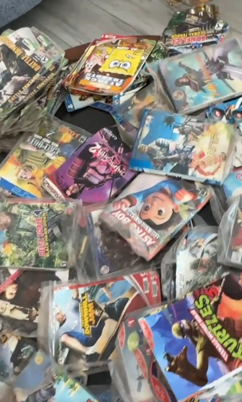 ModsViciadoYT's tweet photo. @Shizukougames The kind of PS2 case I grew up with https://t.co/6wvnUYwxyc