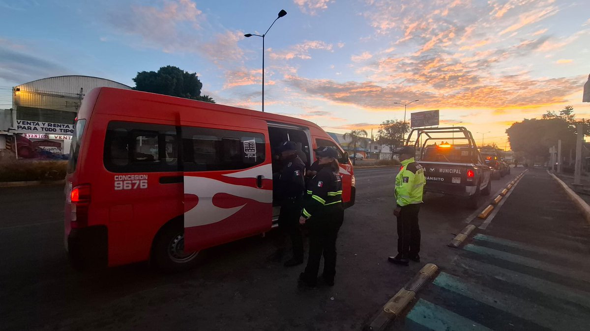 GobiernoCholula's tweet photo. Cuidamos de ti y de tu 🧑‍🧑‍🧒‍🧒 familia en cada trayecto.

A través de la SSC, ejecutamos el Operativo Pasajero ✔️ Seguro para garantizar viajes tranquilos en el transporte 🚍 público y prevenir ilícitos en el municipio. 

Tránsito y traslado 🫶🏼 seguro para todas y todos. https://t.co/pE9GyvdKfa