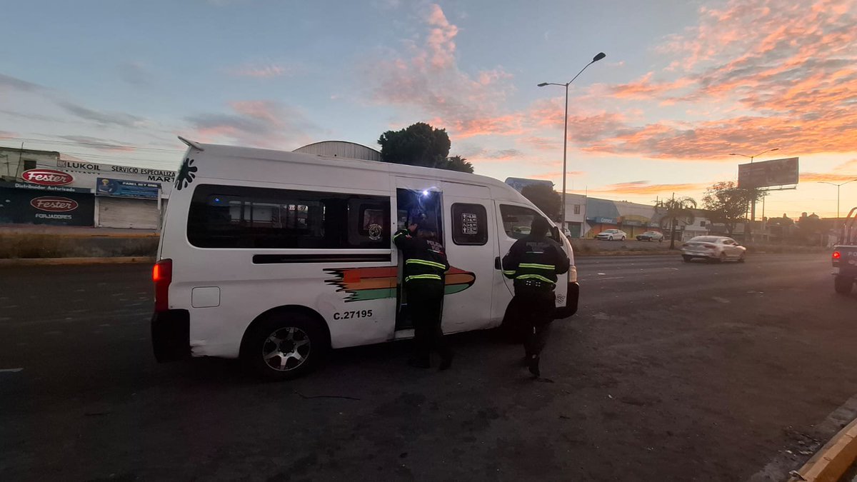 GobiernoCholula's tweet photo. Cuidamos de ti y de tu 🧑‍🧑‍🧒‍🧒 familia en cada trayecto.

A través de la SSC, ejecutamos el Operativo Pasajero ✔️ Seguro para garantizar viajes tranquilos en el transporte 🚍 público y prevenir ilícitos en el municipio. 

Tránsito y traslado 🫶🏼 seguro para todas y todos. https://t.co/pE9GyvdKfa