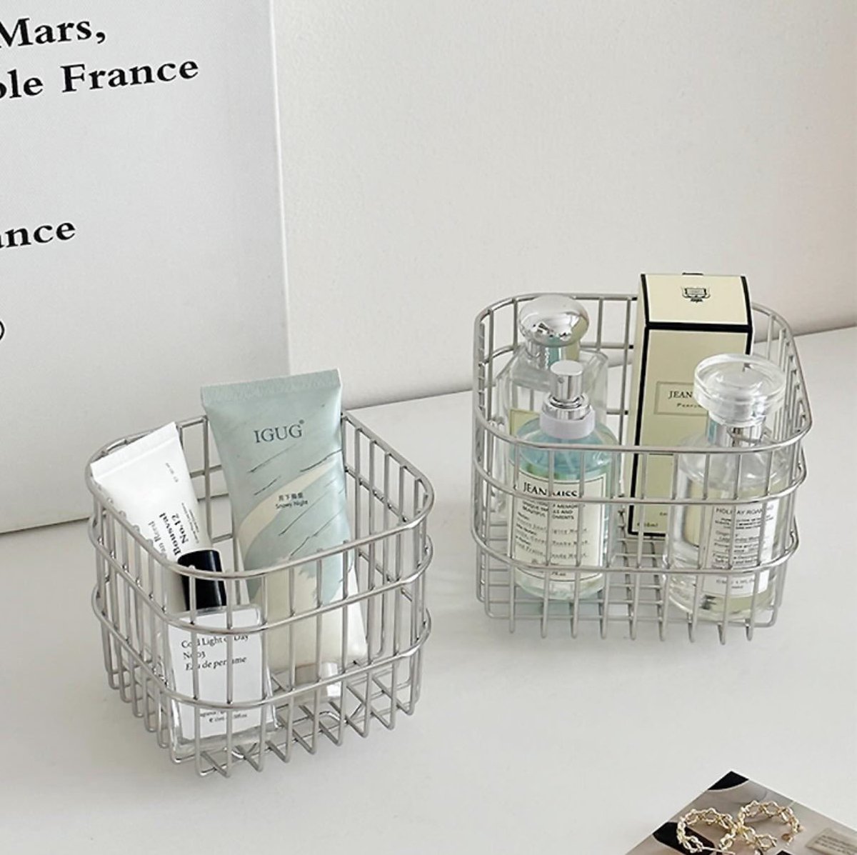 PDavinka's tweet photo. Sebagai anak kos yang mejanya cuma seuprit 🤏 dan tetep mau keliatan aesthetic 🥰, aku mikir keras buat cari wadah yang tetep ga keluar sama tema kos aku. Akhirrnyaaaaa 😭😭😭😭😭 ketemu donggg sama keranjang stainless yang aestheticc parah. 
https://t.co/JV8cZzTAi1 https://t.co/4TfWKxKMtr
