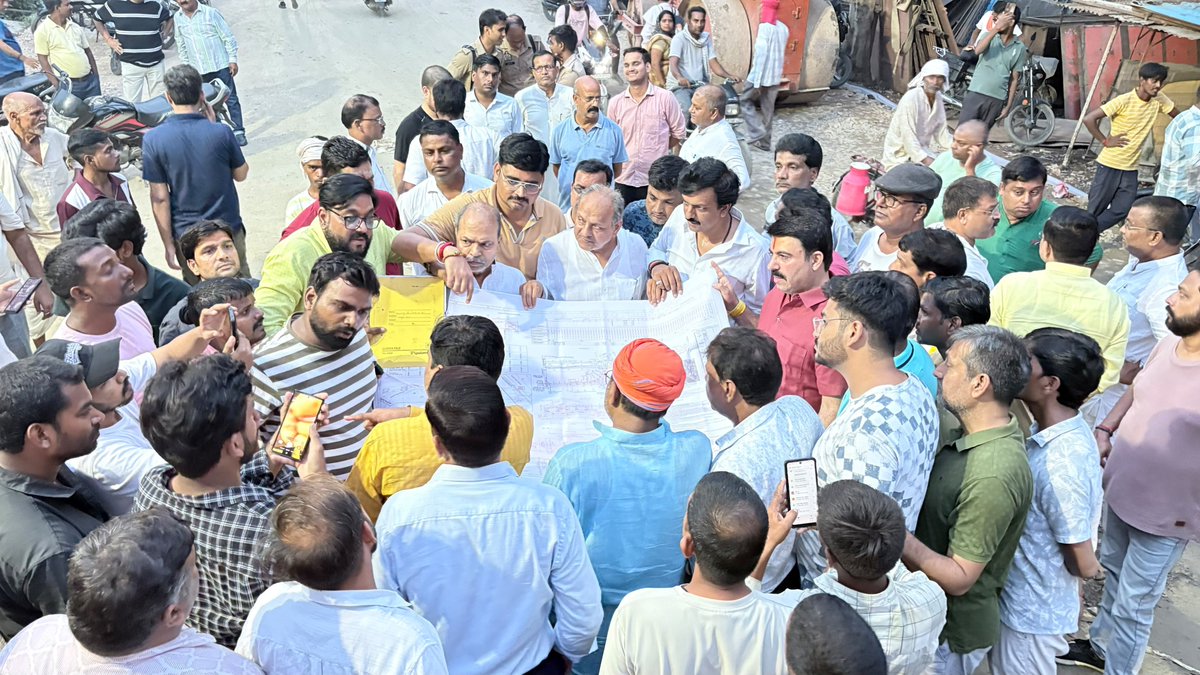 shalabhmani's tweet photo. भीख���पुर रोड, कसया ढाला !! 

देवरिया के सीने पर पिछले पाँच दशकों से लगा एक ऐसा ज़ख़्म, जिसे न जाने कितनी पीढ़ियों ने झेला है। इस ढाले पर लगने वाले जाम ने न जाने कितने मरीजों की साँसें रोकी हैं, कितनी एंबुलेंस रास्ते में फँसी हैं और कितनी गर्भवती माताओं के लिए यह जाम जीवन-मरण का सवाल बना है।

पाँच दशक बीत गए… सरकारें बदलीं, जनप्रतिनिधि बदले, लेकिन कसया ढाले की यह पीड़ा जस की तस रही।

2022 में जब मुझे देवरि���ा की सेवा का अवसर मिला, तभी मन में संकल्प लिया कि इस समस्या का स्थायी समाधान करना है। माननीय मुख्यमंत्री श्री @myogiadityanath जी की प्रेरणा और आशीर्वाद से कसया ढाले पर रेलवे ओवरब्रिज एवं अंडरपास की परिकल्पना पर काम शुरू हुआ।

2023 में देश के प्रतिष्ठित आईआईटी दिल्ली, आईआईटी रुड़की, आईआईटी कानपुर के विशेषज्ञों, पीडब्ल्यूडी के इंजीन��यरों और रेलवे के पुल विशेषज्ञों की मदद से इसका डिजाइन तैयार हुआ।

मेरी एक ही शर्त थी—विकास हो, लेकिन किसी गरीब की दुकान और किसी परिवार के घर को उजाड़कर नहीं।

यह आसान नहीं था। इतनी संकरी जगह पर बिना बड़े पैमाने पर तोड़फोड़ के ओवरब्रिज बनाना लगभग असंभव माना जा रहा था। लेकिन लगातार प्रयासों के बाद ऐसा नक्शा तैयार हुआ, जिसमें न्यूनतम क्षति के साथ यह बड़ी परियोजना संभव हो सकी। स्टेशन रोड के आगे ���े ओवरब्रिज शुरू होकर भीखमपुर रोड पर उतरना और मोतीलाल रोड के लिए अंडरपास का प्रावधान किया गया।

लगभग 75 करोड़ रुपये की इस परियोजना में नियमानुसार रेलवे को भी आधी धनराशि देनी थी। रेलवे द्वारा धन देने में असमर्थता जताने के बाद मैंने माननीय मुख्यमंत्री जी से विशेष आग्रह किया।

योगी जी ने देवरिया की इस पीड़ा को समझा और उदारता दिखाते हुए पूरी परियोजना का बजट स्वीकृत कर दिया।

2023 से लेकर आज तक इस परियोजना की एक-एक प्रगति मैंने स्वयं सोशल मीडिया के माध्यम से आपसे साझा की। प्रस्तावित नक्शा तक सार्वजनिक किया। तब किसी को कोई आपत्ति नहीं थी। लेकिन जैसे ही वर्षों के प्रयास के बाद काम जमीन पर उतरना शुरू हुआ, कुछ लोगों ने भ्रम फैलाकर इस विकास परियोजना को रोकने की कोशिश की।

शायद उन्हें परियोजना से ज्यादा राजनीति की चिंता थी।

लेकिन देवरिया की जनता समझदार है। शहर के प्रबुद्धजनों और आसपास के क्षेत्रों की महान जनता ने विकास विरोधी मंसूबों को दरकिनार कर दिया और आज कसया ढाले पर ओवरब्रिज का निर्माण शुरू हो चुका है।

मुझे पता है कि किसी भी बड़े निर्माण के दौरान कुछ लोगों को व्यक्तिगत स्तर पर थोड़ी असुविधा या नफा-नुकसान हो सकता है। लेकिन कुछ समय की यह असुविधा आने वाली पीढ़ियों के लिए वर्षों की सुविधा में बदलती है।

यह सिर्फ एक ओवरब्रिज नहीं है… यह देवरिया की पाँच दशक पुरानी पीड़ा का समाधान है।
यह सिर्फ कंक्रीट और लोहे का ढांचा नहीं है… यह उन मरीजों की उम्मीद है, उन एंबुलेंसों का रास्ता है और उन माताओं की सुरक्षा है, जो वर्षों से इस जाम को झेलती आई हैं।

जिस परियोजना को कभी असंभव कहा जाता था, वह आज आपके आशीर्वाद से धरातल पर है।

जिन्हें हमसे नफरत करनी है, वे हमसे नफरत करें, लेकिन देवरिया के विकास को राजनीति का हथियार न बनाएं। विकास किसी एक व्यक्ति या परिवार का नहीं होता, विकास पूरे देवरिया का होता है।

आज भारतीय जनता पार्टी के साथियों एवं सम्मानित प्रबुद्धजनों के साथ निर्माण ���्थल पर पहुंचकर कार्य का जायजा लिया और सेतु निगम के अधिकारियों को निर्देशित किया कि गुणवत्ता से कोई समझौता न हो और निर्धारित समयावधि में कार्य पूरा किया जाए।

देवरिया की सेवा का यह संकल्प यूँ ही चलता रहेगा।

आपका आशीर्वाद बना रहे।
जय जय देवरिया! 🙏