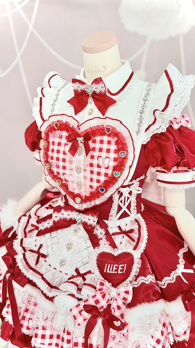 _malymoon's tweet photo. #MEGALiFE 3着目のキャット衣装は、Malymoonが製作させていただきました👗🎀

iLiFE!ロゴ入りのオリジナルチェック柄やロゴ入りボタンなど、細部までこだわりを詰め込んだ特別な一着に🪡🫧

この日だけの特別仕様として、胸元にメンバースペルもそっと添えさせていただきました♡

衣装メーカーならではのディテールにもぜひご注目ください✨