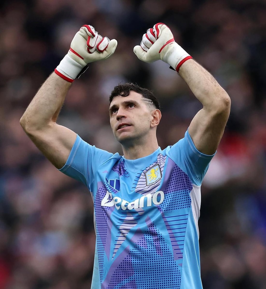 adedhayo's tweet photo. Unpopular opinion? 
BlueCo are actually cooking 🔥

Rogers = raw EPL talent.
LaCroix = pace &amp; pedigree
&amp; now Martinez?

That's 3 proper signings in one window while the rest of the league overpays for hype jobs.

If Martinez lands, it then becomes a bold  statement. https://t.co/WgMN4w2mkG
