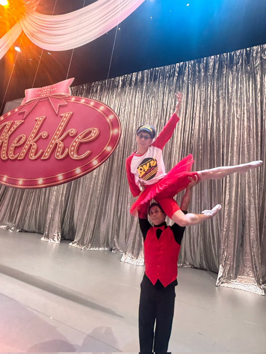 BKBbunbun's tweet photo. BKBの足の甲をバズらせてくれた孤高のバレリーナ芸人松浦景子(けっけちゃん)ライブで、ちょっとだけバレエデビューさせてもらい、1600人の前でアラベスクしていい思い出なりました。ココリコ田中さんも胸が熱くなるバレエデビューされてました。てか終始知らん種類の大盛り上がりで。バレエって、こんなに、バカ盛り上がってるのね！BKBヒィア。
#けっけバレエ