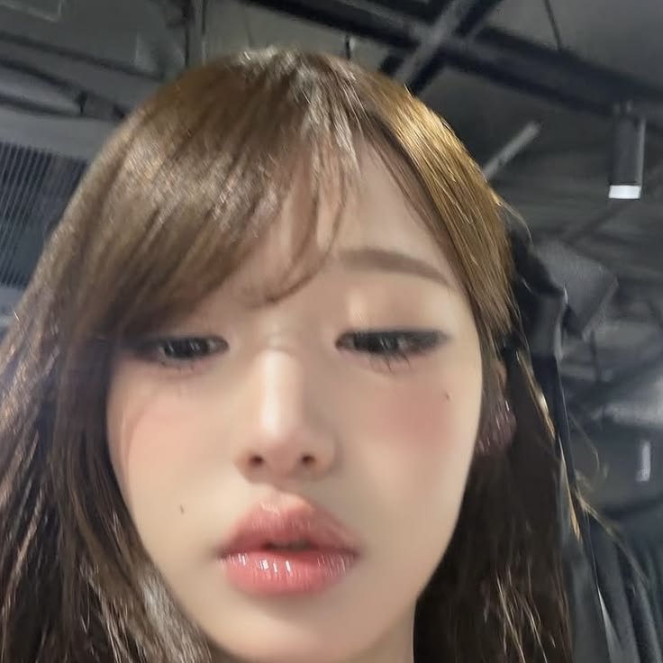 jiheulz's tweet photo. absolutely adore when wonyoung posts silly pictures like these https://t.co/VhBsoe6gCG