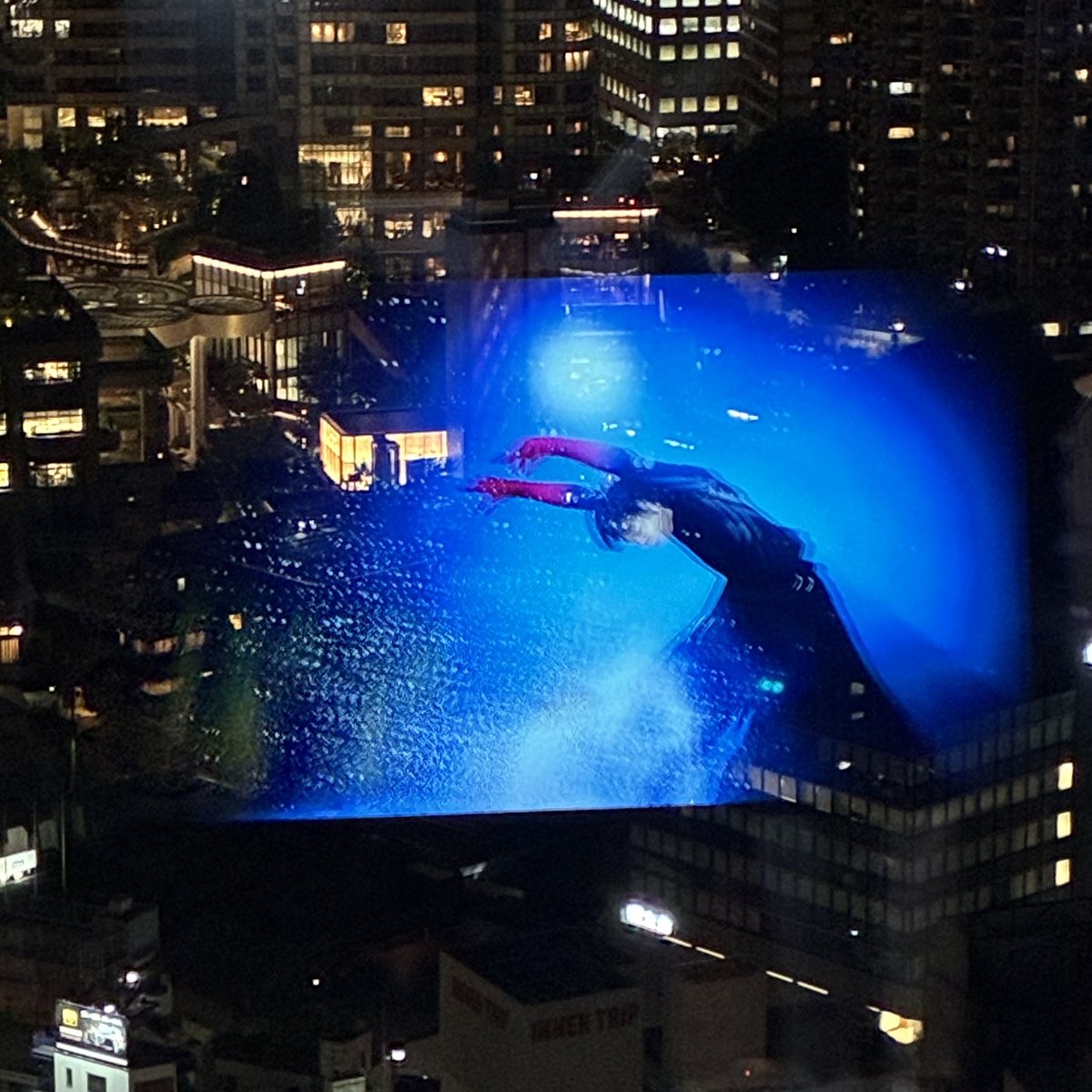 yurirkoy's tweet photo. 展望台2階の小さなモニターの映像が、後ろのガラスに映ると、天空を舞っているよう🪽✨✨
こちらもとても素敵✨✨

夜景に映るモニター画像を体験したく2回目のクチュールオンアイス。大きなモニターで練習した成果が。

#クチュールオンアイス #coutureonice 
#羽生結弦 #hanyuyuzuru https://t.co/mtDGnx63AZ