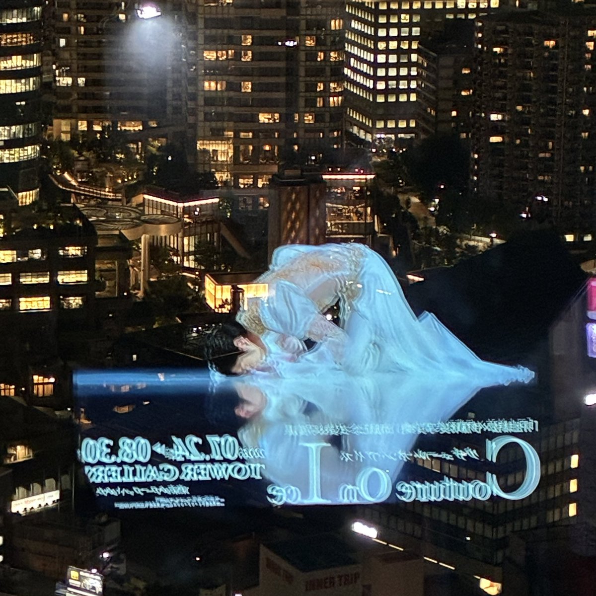 yurirkoy's tweet photo. 展望台2階の小さなモニターの映像が、後ろのガラスに映ると、天空を舞っているよう🪽✨✨
こちらもとても素敵✨✨

夜景に映るモニター画像を体験したく2回目のクチュールオンアイス。大きなモニターで練習した成果が。

#クチュールオンアイス #coutureonice 
#羽生結弦 #hanyuyuzuru https://t.co/mtDGnx63AZ