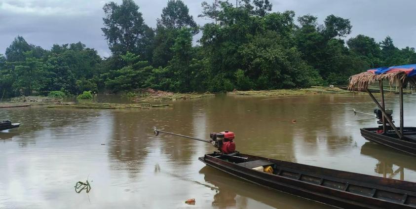 bnionline1's tweet photo. Double Disaster in Mon State! 1,000 villagers, already fleeing airstrikes, are now trapped by severe floods, cutting off roads & sparking food shortage fears. #Myanmar #MonState https://t.co/hB1gK42Lbn https://t.co/haWSEWnqAZ
