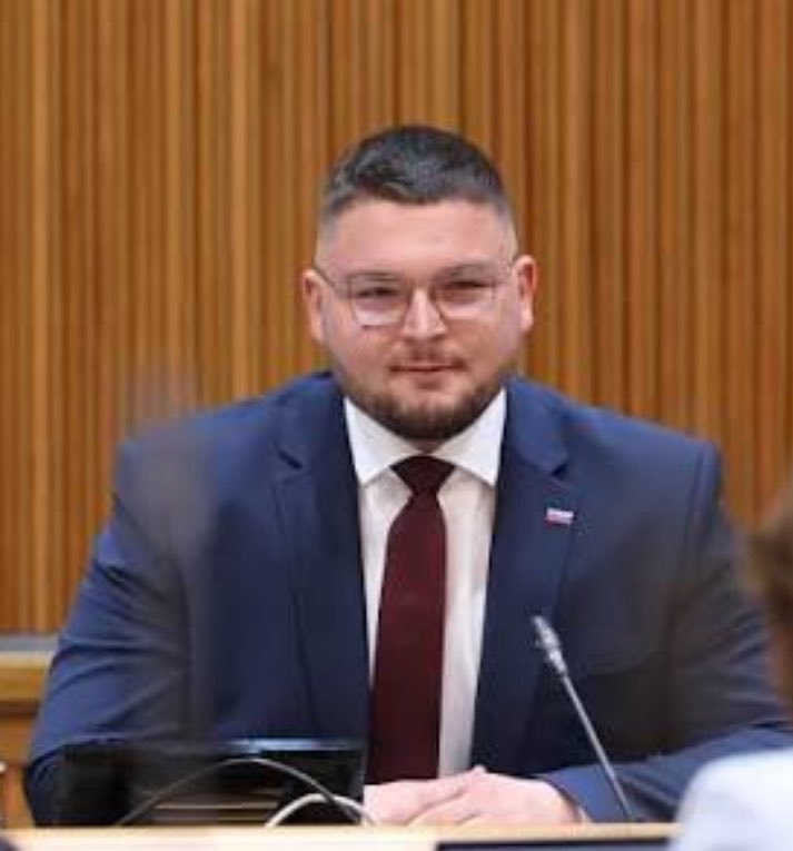 SkafarDominik's tweet photo. Najboljši retoriki v DZ.
Je že tako, da je z resnico in argumenti njim lažje kot pa levičarskim gobezdačem z lažmi in manipulacijami. https://t.co/8BZLRDzSaY