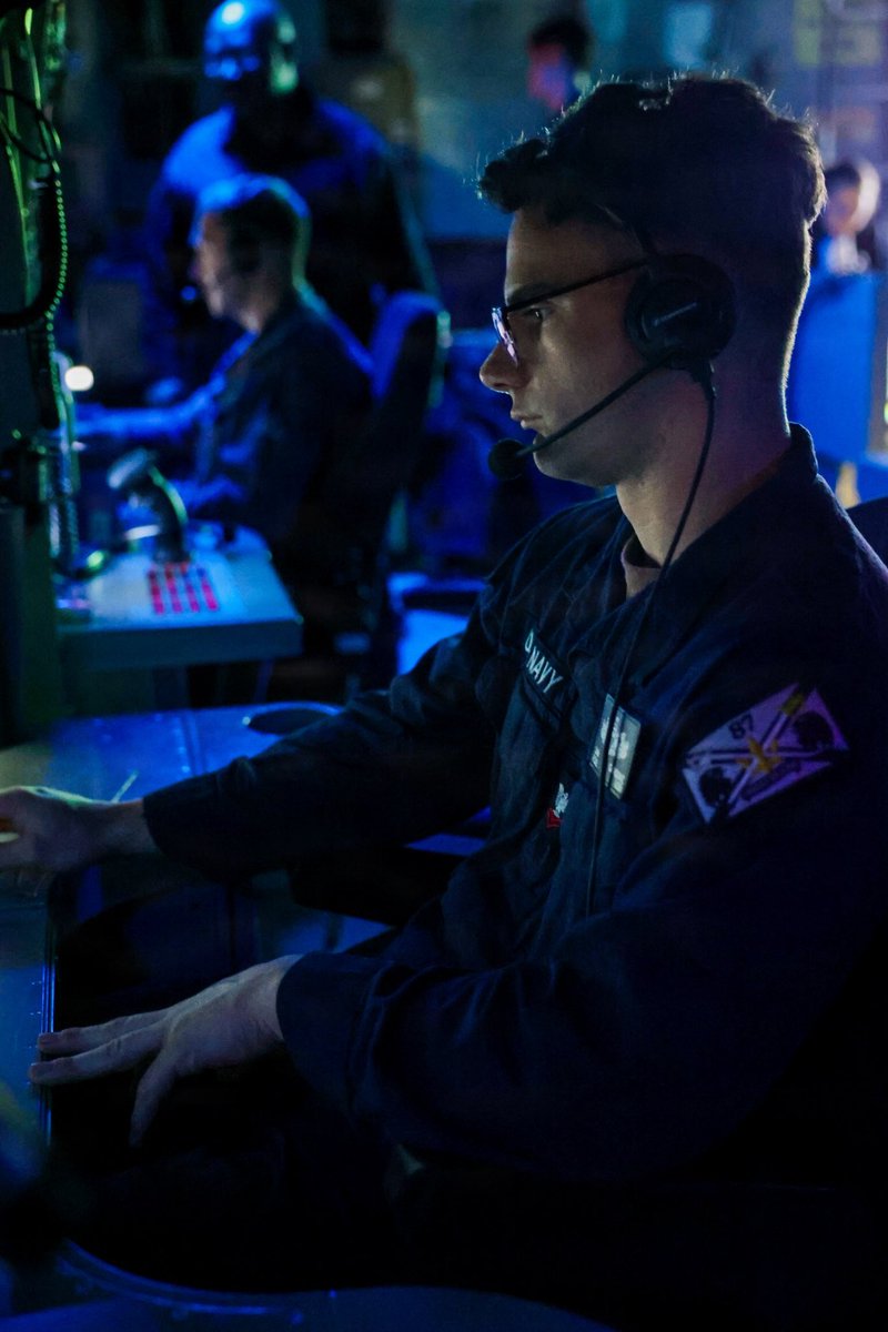 US2ndFleet's tweet photo. Vigilant Watch
Sailors assigned to USS Mason (DDG 87) stand watch in the combat information center.
Mason is deployed to the U.S. 5th Fleet area of operations to support maritime security and stability in the Middle East.
#USNavy #C2F #BattleReady #TheFleet #MaritimeSecurity https://t.co/yhbIfuenWg