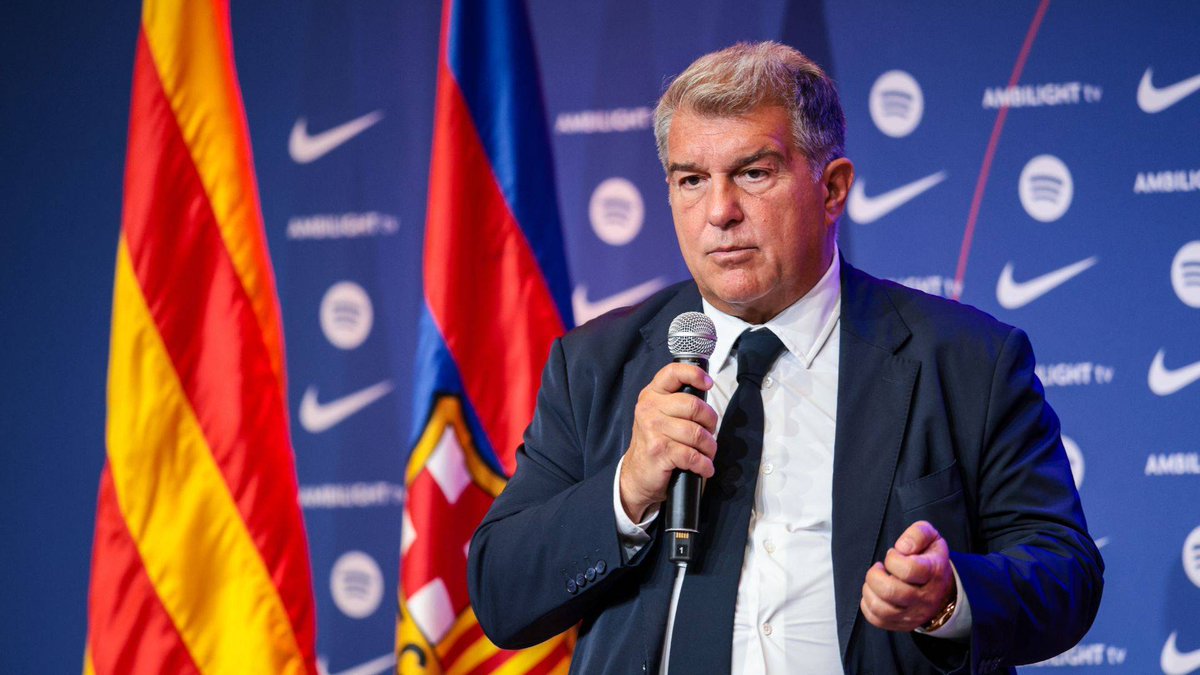 BarcaTimes's tweet photo. 🚨 𝐍𝐄𝐖: Many local Catalan Barça fans are praising Joan Laporta on social media for suspending the planned tribute to Barça’s World Cup-winning players before tomorrow’s match against Athletic Club.

Fans are thanking the president for respecting the sentiments of Catalan supporters and continuing to stand by the young fan who was allegedly assaulted outside the Elche stadium while carrying a Catalan Estelada flag. #fcblive 🟡🔴