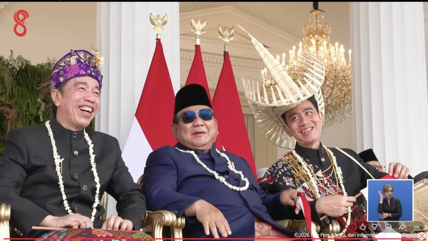 LambeSahamjja's tweet photo. jokowi cerita soal proses gibran jadi cawapres prabowo:
- yang pertama inisiasi ide itu dari tim prabowo 
- bukan dari pihak jokowi
- jokowi bilang dia ga pernah nenteng-nentengin 
- atau nawar-nawarin gibran ke siapapun
- prabowo katanya minta langsung ke jokowi 
- bahkan minta sampe 5 kali
- alasan prabowo kalo ga ambil gibran koalisinya bisa pecah
- jokowi bilang itu emang alasan terakhir yang disampein prabowo ke dia
- jokowi juga sempet pesen ke prabowo 
- jangan sampe kalo kalah nanti disalahin ke gibran
- dia juga pesen kalo pemerintahan jalan dan ada kekurangan jangan disalahin ke gibran