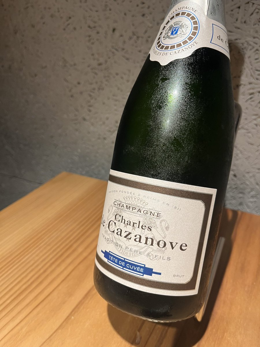 tanoshiiwine's tweet photo. 本日はペアリングコースで様々なワインをいただいておりました🐈🍷🍾
少しずつ経験を積んでいくのだ💪✨ https://t.co/wRQzNbz2HY