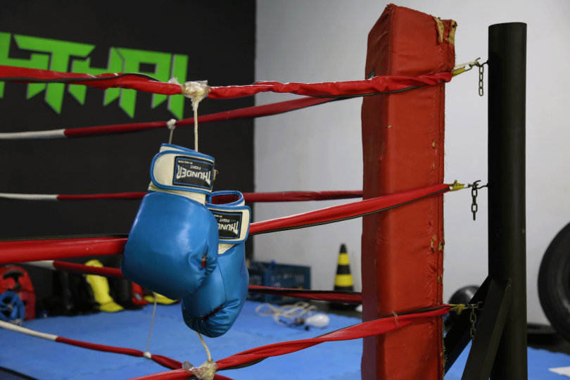 lalisabrasil's tweet photo. Mais uma referência! No novo teaser de ‘SaWadiKa’ aparecem luvas de Muay Thai e um ringue. 🥊

O Muay Thai é uma arte marcial milenar originária da Tailândia, com mais de 2.000 anos de história, desenvolvida inicialmente como técnica de combate e sobrevivência para os guerreiros no campo de batalha.

#LISA_SaWadiKa @wearelloud