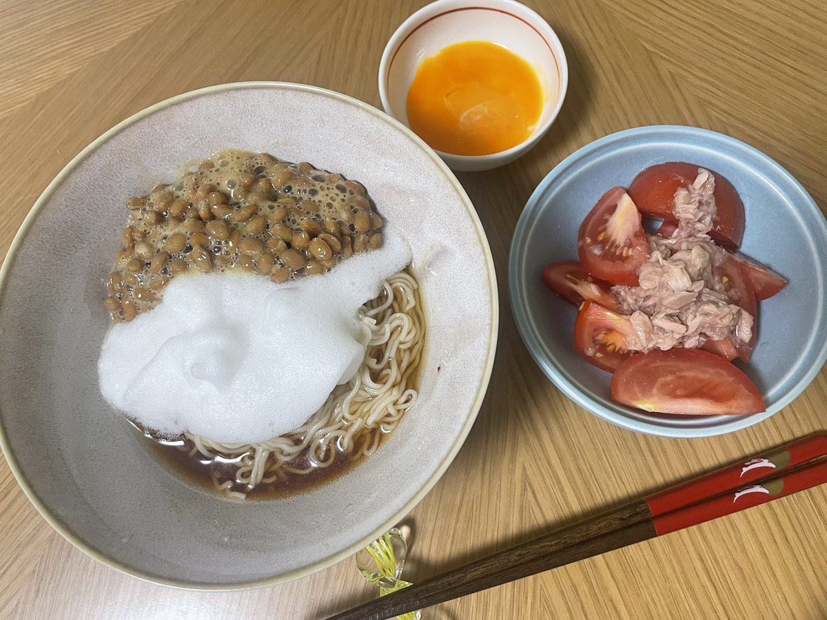 nekota_inusuke's tweet photo. 前より少し手製メレンゲが上手くいった！
黄身は割れちゃった、そうめんは水に20分漬けてから30秒茹でたら格段に安いのが上手くなる！って聞いてやったけど全然安くない揖保乃糸だしいつも通りの美味さだったわ

晩ごはんはいつも質素素朴です
昼が豪勢なもんで（ごはん大盛り） https://t.co/MIezFeGCUA