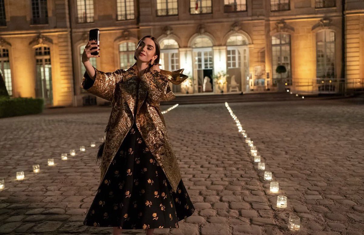 cinexpresspr's tweet photo. Primer vistazo de EMILY IN PARIS - SEASON 6. Estrena el 24 de diciembre en Netflix. https://t.co/JEOmyiXsBp