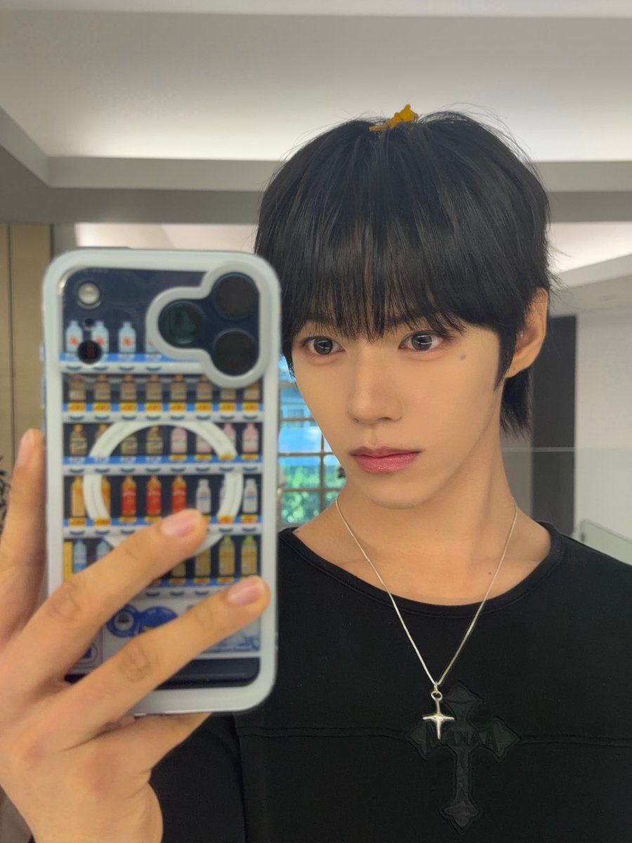 _fromjl's tweet photo. 260826 💌 

[11:04pm kst]
🦌: back in the day, i really thought my eyes were small ㅋㅋㅋ
🦌: when i was in the philippines, people really teased me a lot, saying my eyes were small ㅠㅠ
🦌 (pic)
🦌: they used to tease me all the time, saying my eyes were small and stuff like that ㅠㅠ

[11:05pm kst]
🦌: but looking at it again now, it kind of seems a bit bigger than i thought?!?!? ㅋㅋㅋㅋ
🦌: but sometimes, when i look at it, it also seems small…
🦌: i’m not really sure either ㅋㅋㅋㅋㅋ

[11:08pm kst]
🦌: sorry for coming so late today ㅠㅠ

[11:09pm kst]
🦌: i had a lot of lessons today ㅠㅠ
🦌: i’m really really nervous for tomorrow ㅋㅋㅋㅋ
🦌: feels like going to an awards ceremony for the first time in a while? ㅋㅋㅋㅋ