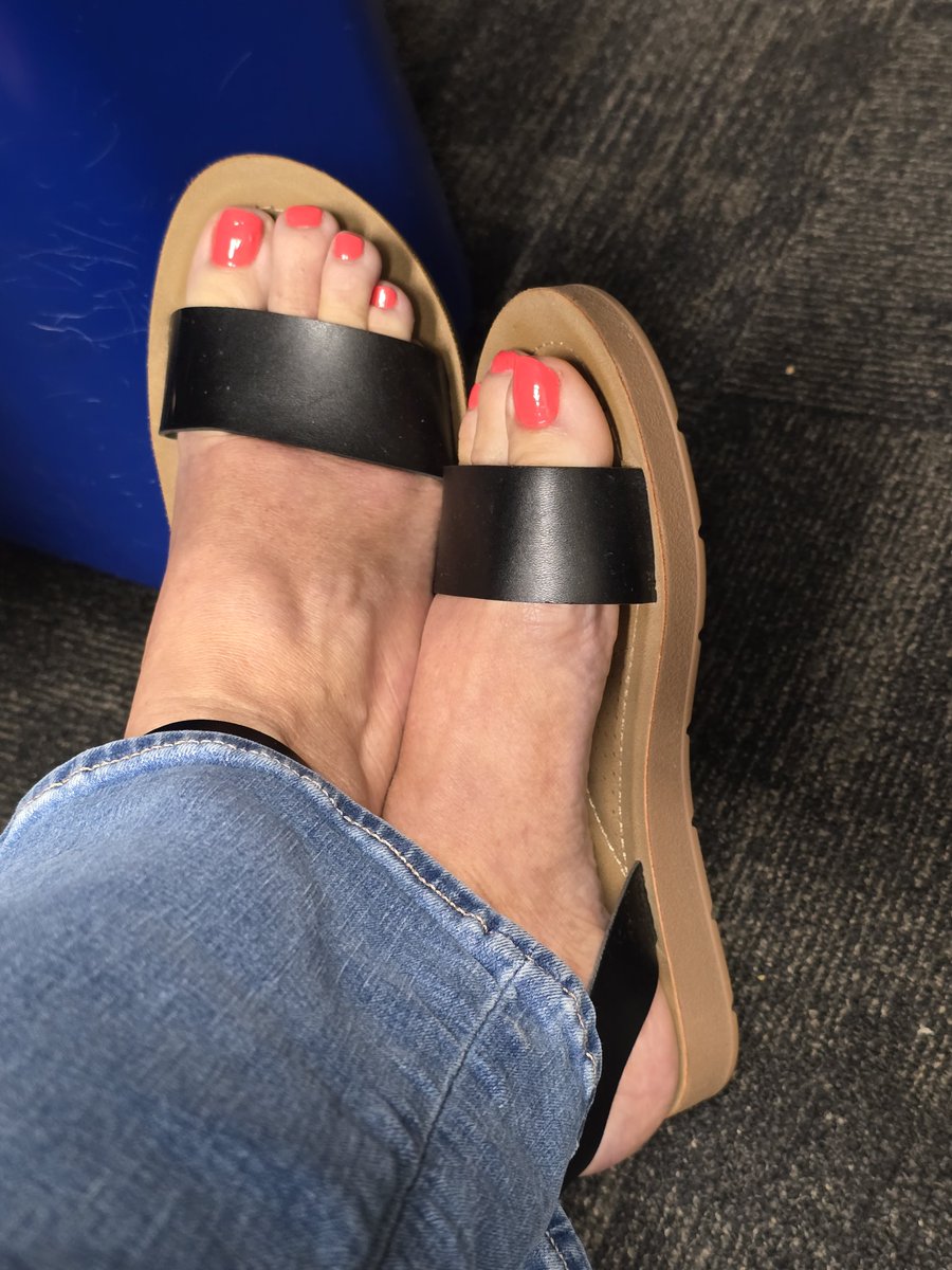 TipToeBlissfun's tweet photo. Working a little today!!
#toe #feet #feetfinder #onlyfans https://t.co/1d5mVLx3u2