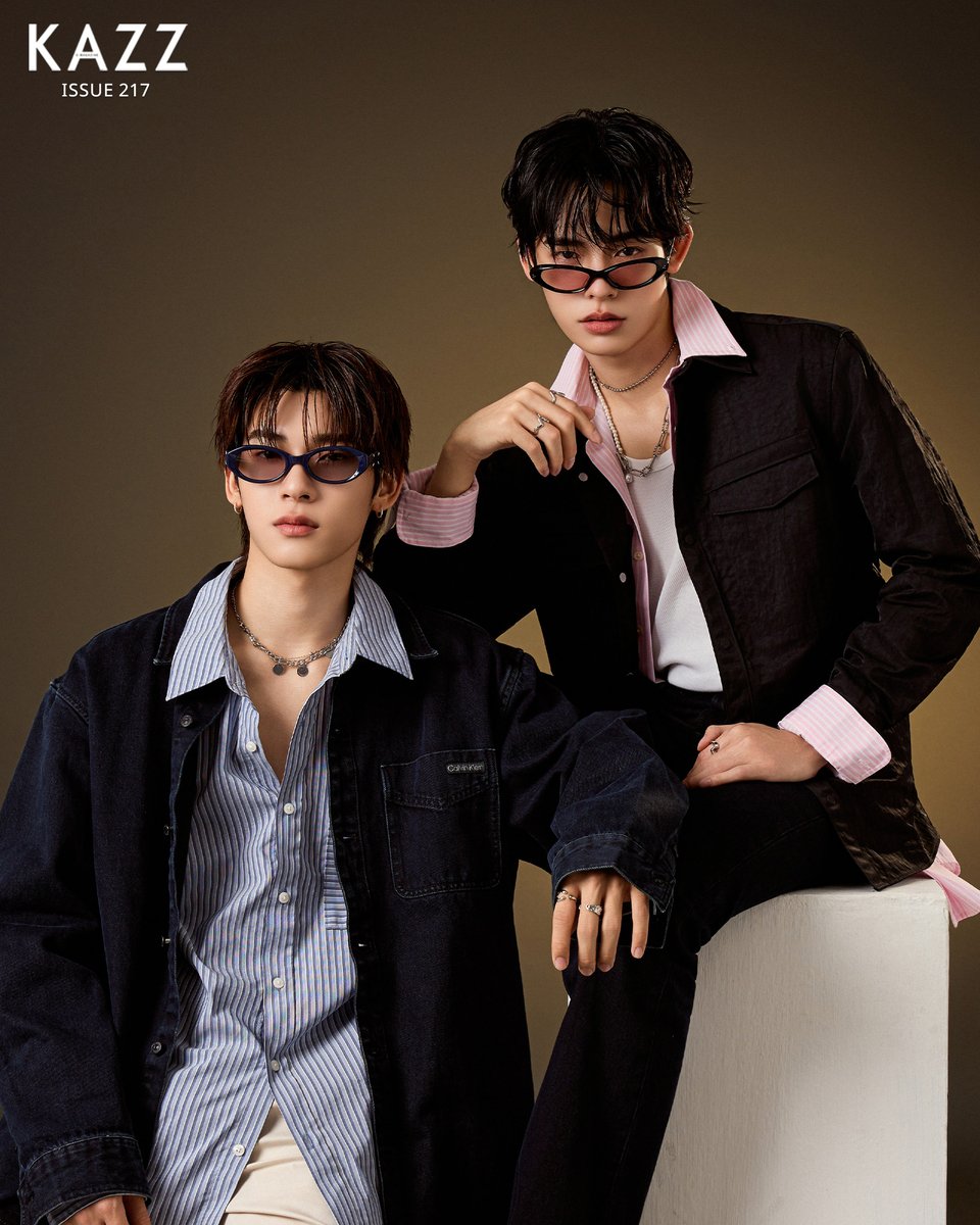 Kazzmagazine's tweet photo. #KAZZxTeeteePor #TeeteePor 

ลุคไหนดีครับมัม! “ตี๋ตี๋ - ป๋อ” บนปก KAZZ MAGAZINE issue.217 พี่วาวาอย่าลืมพรีออเดอร์ความหล่อของสองหนุ่มกันนะครับ 🖤

➖Pre-order : https://t.co/E1xJw9Cj8A
➖Foreigners : https://t.co/S3S34ZzNye 

#ตี๋ตี๋ป๋อ
#KAZZMAGAZINE https://t.co/1zvP5e3sLD