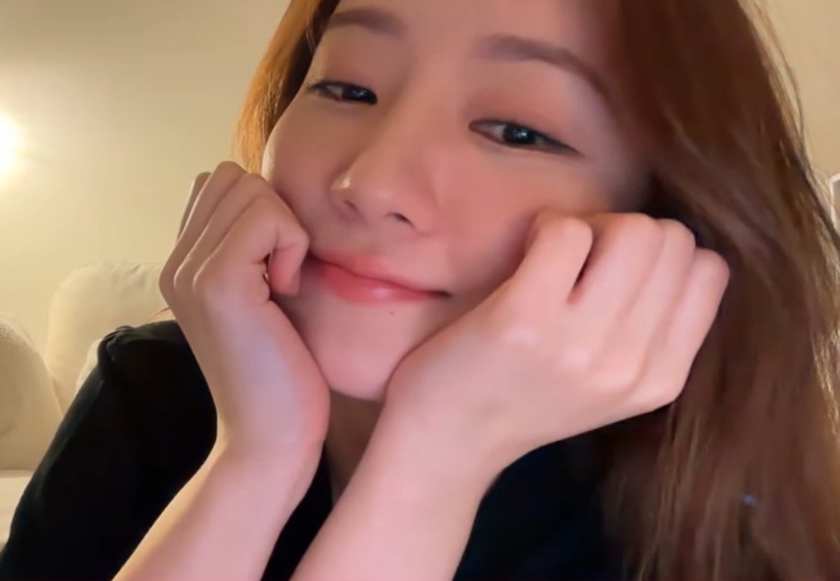 jiusilog's tweet photo. i will do everything for my girlfriend kim bora. if she tells me shes thirsty, i myself will combine two parts hydrogen gas n one part oxygen gas to make water. if she tells me shes hungry, i will traverse the mountains and seas to make sure her stomach will never again be empty https://t.co/Nr7gfeDhdB