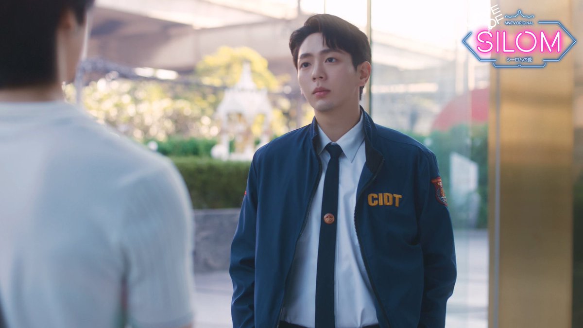 CobaltBlue860's tweet photo. #LoveOfSilomTheSeries #uppoompat #poompps
นี่คิดว่ากฤษฏ์มีเพื่อนน้อยด้วยบุคลิกนิ่งเฉย ทำอะไรซ้ำเดิมๆเข้าถึงยากแล้ว ยังเป็นลูกคนใหญ่คนโตอีก มีเพื่อนเป็นโรส พอเข้ามหาลัยก็อยู่กะพีช มาทำงานตร.โดยที่ไม่ได้เรียนสายตรงมาก็แทบไม่เจอเพื่อนใหม่เลย หัวหน้าตั้งค.หวังเพราะพ่อ ลูกน้องไม่กล้าเข้าใกล้เพราะเงียบ ตั้งแง่เพราะเส้น��หญ่ ไม่มีใครเป็นเซฟโซนรับฟังหรือช่วยปรึกษาหารือได้เลย 
เราไม่รู้ว่าถ้ากฤษฏ์มีฝันเค้าอยากเป็นอะไรเนอะ แต่กฤษฏ์ดูกระตือรือร้นตอนแนะนำการลงทุนให้วายุ หรือเค้าอาจชอบสายนี้