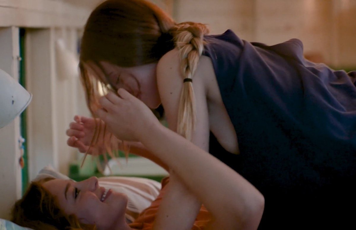 stresskippw's tweet photo. look at oona’s face, they love each other so much i can’t https://t.co/TbO8zBqOEQ