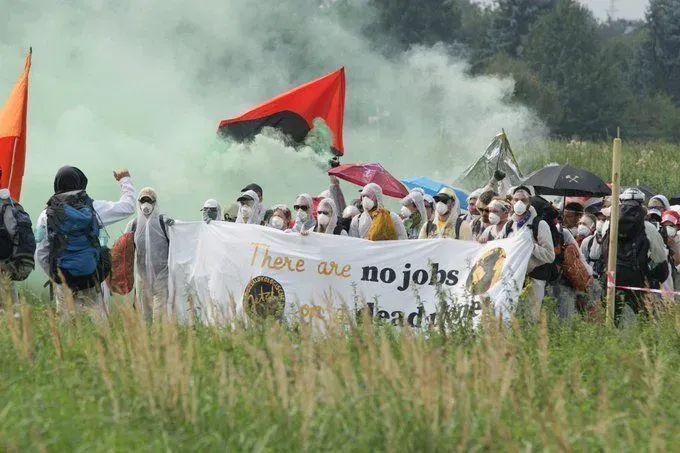 RadicalPast's tweet photo. 26.08.17: Im Rheinischen Braunkohlerevier sind rund 6.000 Menschen unterwegs, um gegen Braunkohlenutzung zu protestieren, 1.200 davon blockieren und stoppen stundenlang den Betrieb der Nord-Süd-Kohlebahn. Infos: https://t.co/uvjAW5EjXq #EndeGelände https://t.co/3Bp71KU2zf