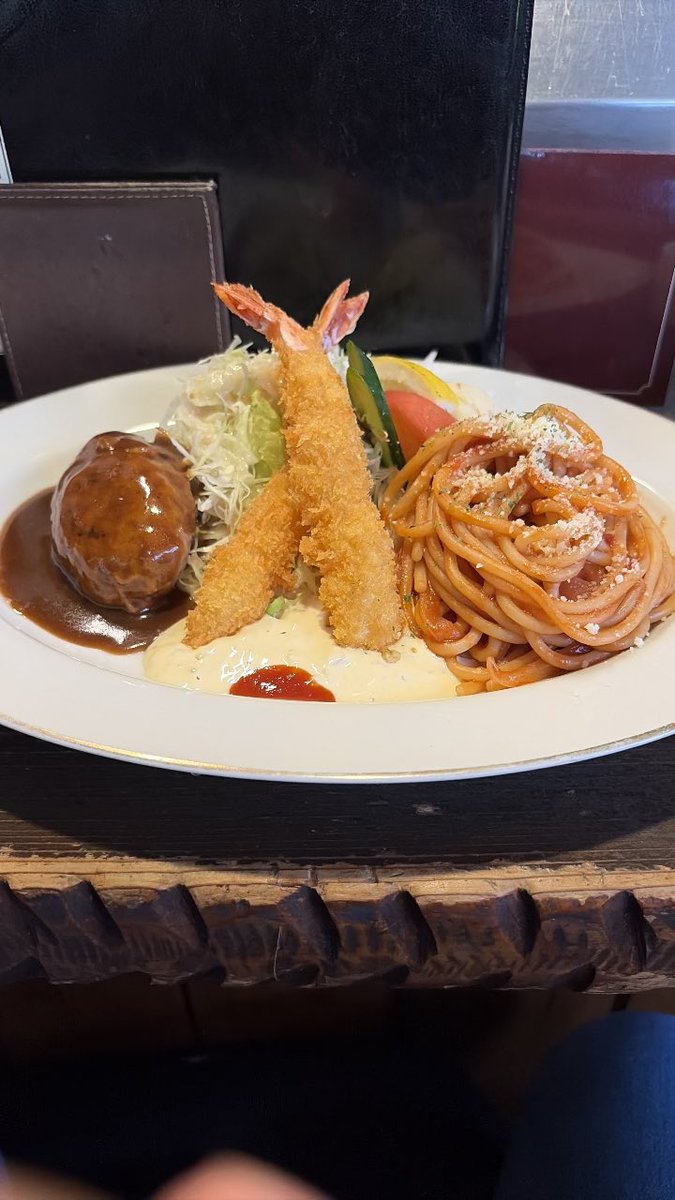 mir2000_c's tweet photo. グリル&amp;洋食アガペ@瓦町

Aランチ
ハンバーグ、エビフライ、ナポリタンの
洋食の王道が1つのプレートで楽しめる😆
どれも美味かった😋
ごちそうさまでした🙏 https://t.co/A1vjCIHZDZ