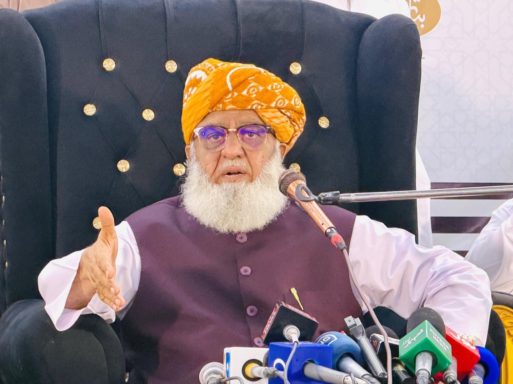 JUI_NW's tweet photo. پی ٹی آئی والے خوش ہیں کہ اپوزیشن کا اتحاد عمران خان کی رہائی کے لیے ہے۔  
مسلم لیگ والے ناراض ہیں کہ مولانا صاحب شہباز شریف کو ہٹانے کے لیے اتحاد کر رہے ہیں۔
حقیقت یہ ہے:
پارلیمنٹ میں یہ اتحاد صرف اس لیے ہے
تاکہ غیر جمہوری قوتوں کو اپنی مرضی کی قانون سازی اور 28ویں آئینی ترمیم جیسے اقدامات اور صوبوں کی حقوق پر ڈاکہ ڈالنے سے روکا جا سکے۔
نہ ہمارا عمران کی رہائی سے کوئی سروکار ہے ،  نہ شہباز شریف کو ہٹانے سے کوئی تعلق ہے،  لہذا دونوں مطمئن رہیں۔

9 مئی کے کیس میں ایک فریق فوج ہے اور دوسرا فریق عمران خان ہے۔  
لہذا دونوں اپنے معاملات خود حل کریں۔
جمعیۃ کا اصول واضح ہے: 
نہ ہم مجرم کا ساتھ دیں گے، اور نہ جابر کا ساتھ دیں گے۔
ہمارا ساتھ صرف آئین، پارلیمنٹ اور ملک کے ساتھ ہے۔
ابن مولانا مفتی اسعد محمود