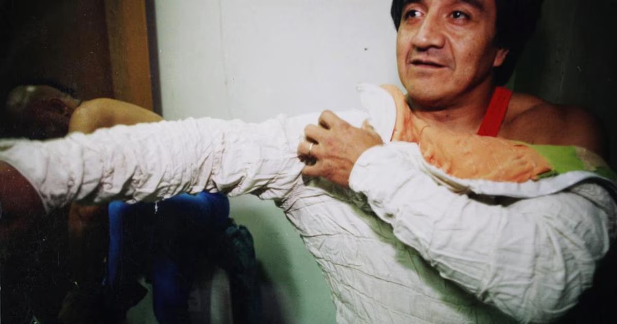 infobae's tweet photo. MURIÓ JUAN MANUEL FIGUEROA, EL HOMBRE QUE CONVIRTIÓ A LA MOMIA EN UNA LEYENDA DE TITANES EN EL RING

enía 76 años y más de cinco décadas dedicadas a la lucha libre argentina. La historia detrás de las vendas, sus otros personajes dentro de la troupe y la polémica detrás de la máscara.

El mundo de la lucha libre argentina perdió a uno de sus hombres fundamentales. Juan Manuel Figueroa murió este 25 de agosto, a los 76 años, dejando detrás una historia que durante más de cinco décadas estuvo inevitablemente ligada a uno de los personajes más reconocibles, misteriosos y queridos de la cultura popular argentina: La Momia Blanca de Titanes en el Ring. Pero detrás de aquellas vendas, de aquel cuerpo inmóvil que parecía llegado desde un tiempo perdido, de los silencios inquietantes y de la presencia espectral que durante generaciones provocó fascinación en grandes y chicos, había un hombre que había llegado casi por casualidad a aquel universo y que terminaría convirtiéndose en uno de sus protagonistas esenciales.

Infobae 📎 https://t.co/W1KJWAK6dm