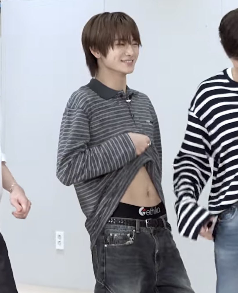 rispkdxx's tweet photo. 오오 팬티바꿨네 https://t.co/uoYFTSj4TV