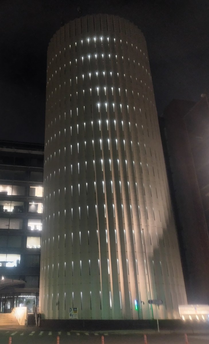 ParadoxWall's tweet photo. この円筒形の建築物。外照明のイルミに見せて、実はトイレの照明の漏れ。デザインと発想が素晴��しい。
#建築　#デザイン���#皇居 https://t.co/VhVGG877iN