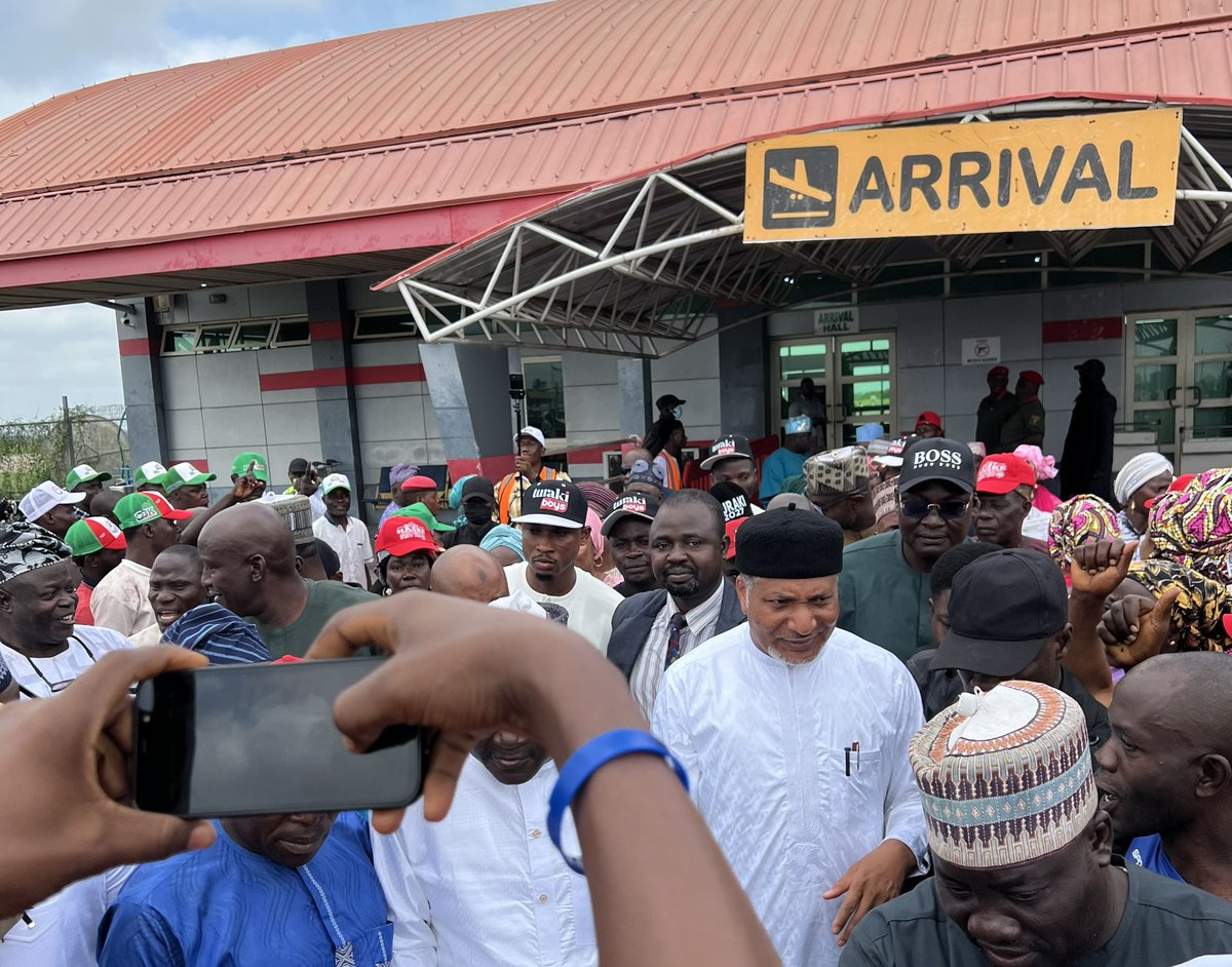 NasifSholagber3's tweet photo. PHOTO NEWS : PDP Kwara Central Senatorial Candidate, @RealMallamSaliu arrives at the General Tunde Idiagbon International Airport, Ilorin, to a rousing welcome from a huge crowd of supporters, admirers and members of the People’s Democratic Party (PDP). https://t.co/p97Yan8AxH