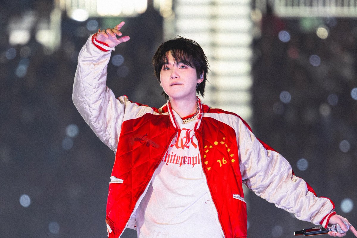 DataAgustD's tweet photo. NEW #SUGA PIC VIA BTS'S INSTAGRAM

Red is officially his color ❤️‍🔥 https://t.co/PFlPMZS6e6