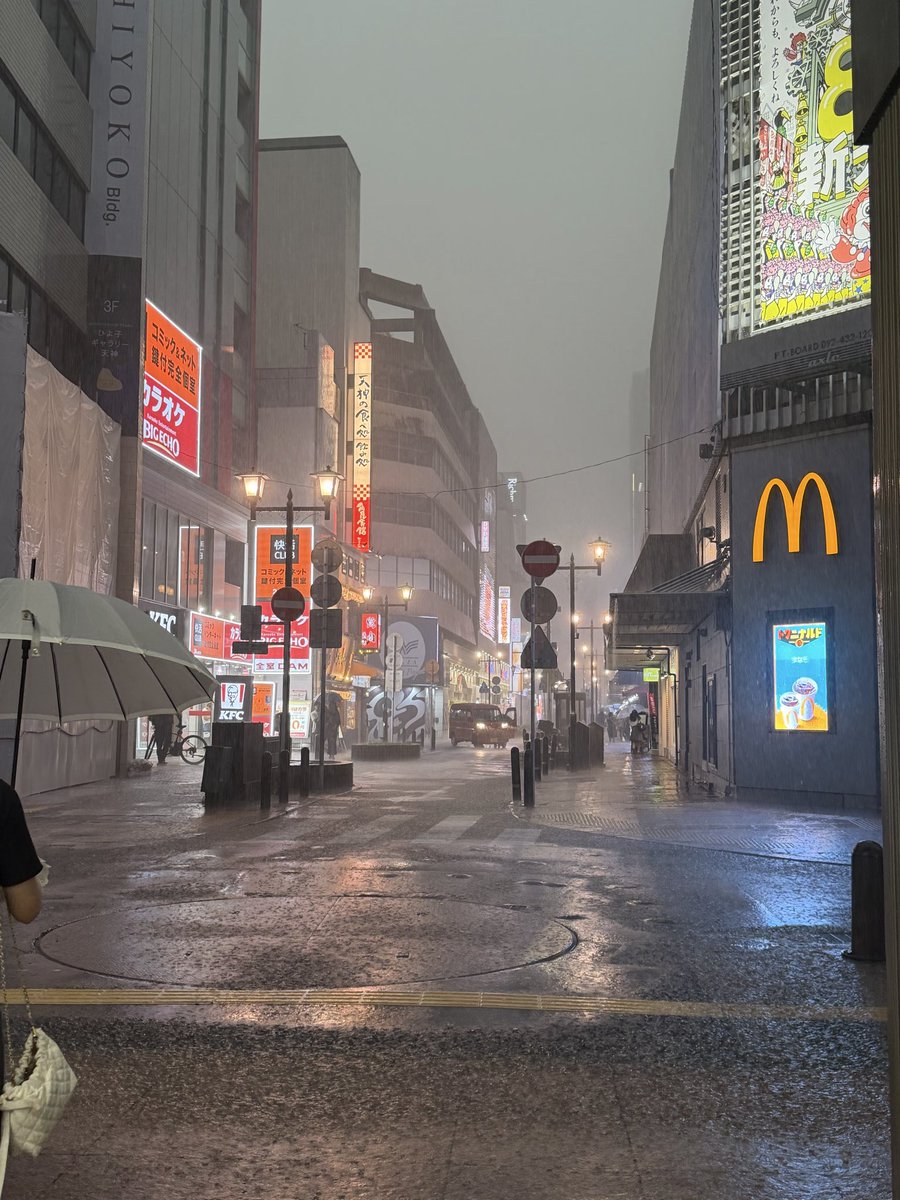 rinachanfcup's tweet photo. 天神雨すご、、、 https://t.co/bc3YaVJRMZ