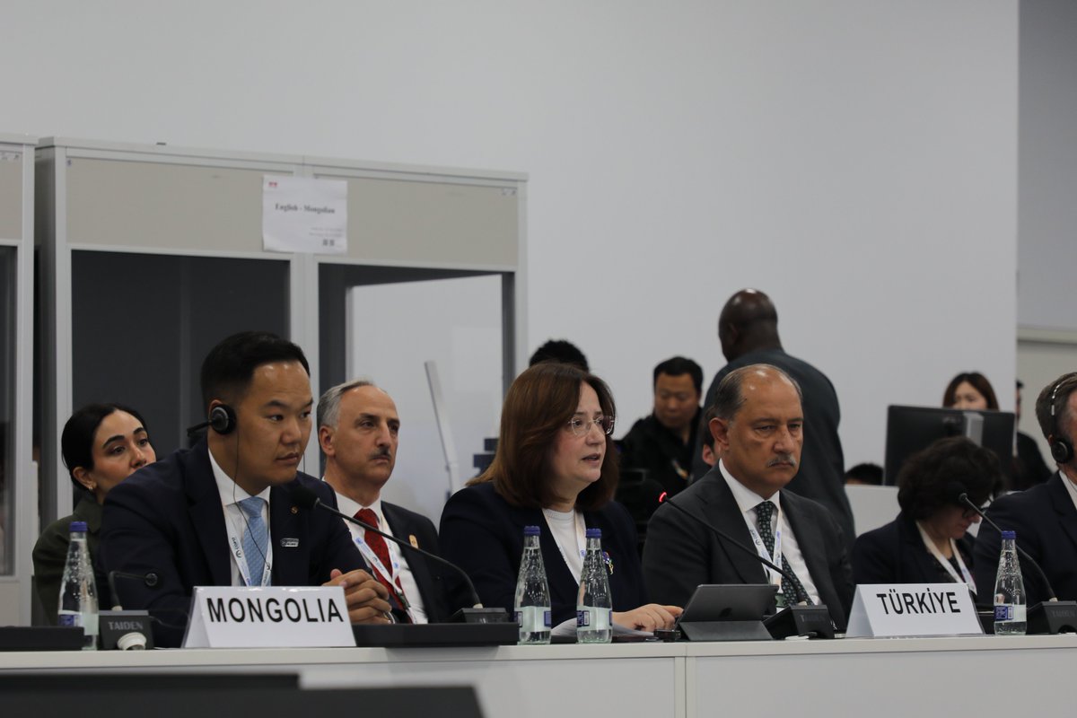 cemgovtr's tweet photo. UNCCD COP17 kapsamında “Üst Düzey Diyalog – Taahhütlerden Eyleme: Rio Sinerjilerinin Hayata Geçirilmesi” başlıklı oturum düzenlendi.

COP31 Başkanı ve Çevre, Şehircilik ve İklim Değişikliği Bakanımız Sayın Murat Kurum’un video konferans yoluyla katıldığı, Bakan Yardımcımız ve COP31 CEO’su Sayın Fatma Varank’ın açılış konuşmasını gerçekleştirdiği oturumda; bakanlar ile Rio Sözleşmelerinin ve uluslararası kuruluşların üst düzey temsilcileri bir araya geldi.

#unccd #cop17 #cop31